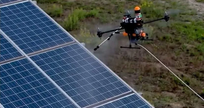 Dron podczas czyszczenia paneli fotowoltaicznych